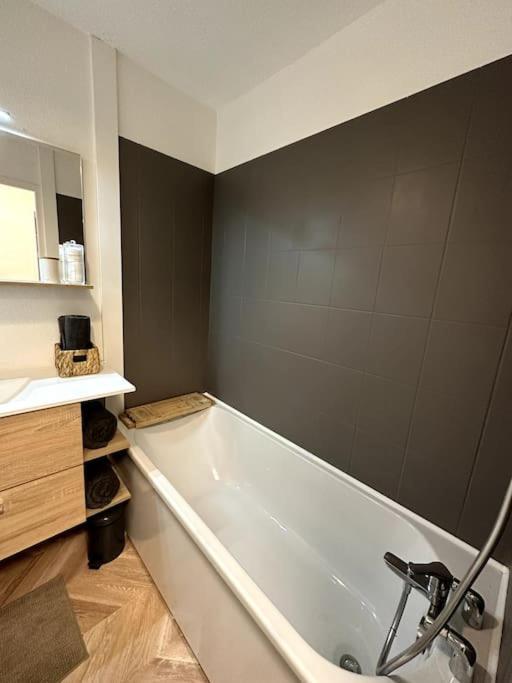 Appartement Cosy Avec Balcon Et Piscine Besançon Zewnętrze zdjęcie